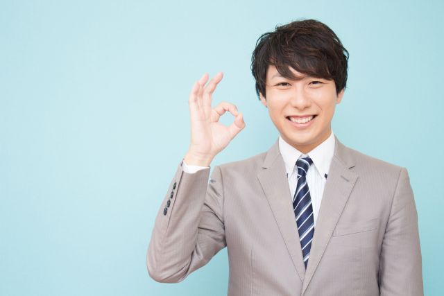 OKサインをする男性