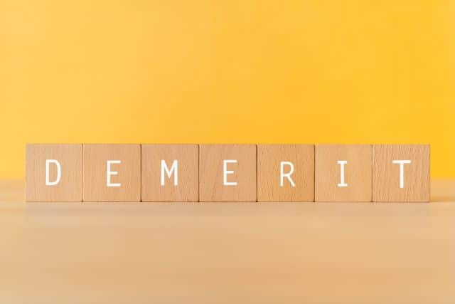 DEMERITと書かれたブロック