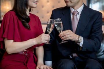 シャンパンで乾杯する男女