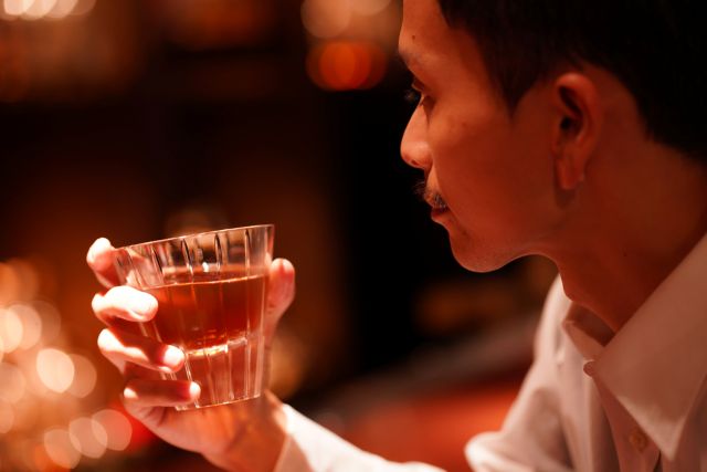 お酒を飲む男性